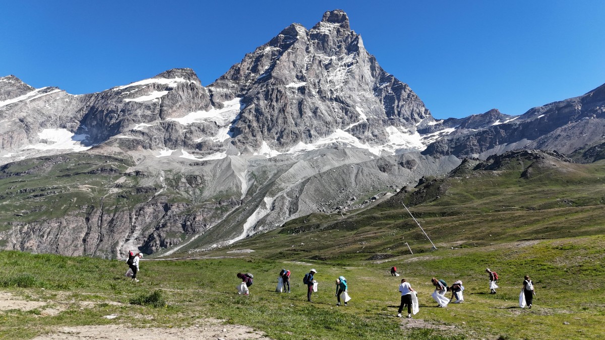 Un’impresa collettiva ai piedi del Cervino: 650 kg di rifiuti raccolti Un’impresa collettiva ai piedi del Cervino: 650 kg di rifiuti raccolti