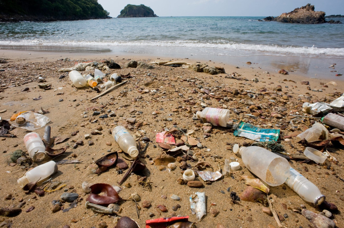 rifiuti in spiaggia